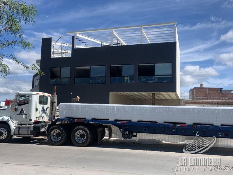 Entrega de panel aislante en tráiler